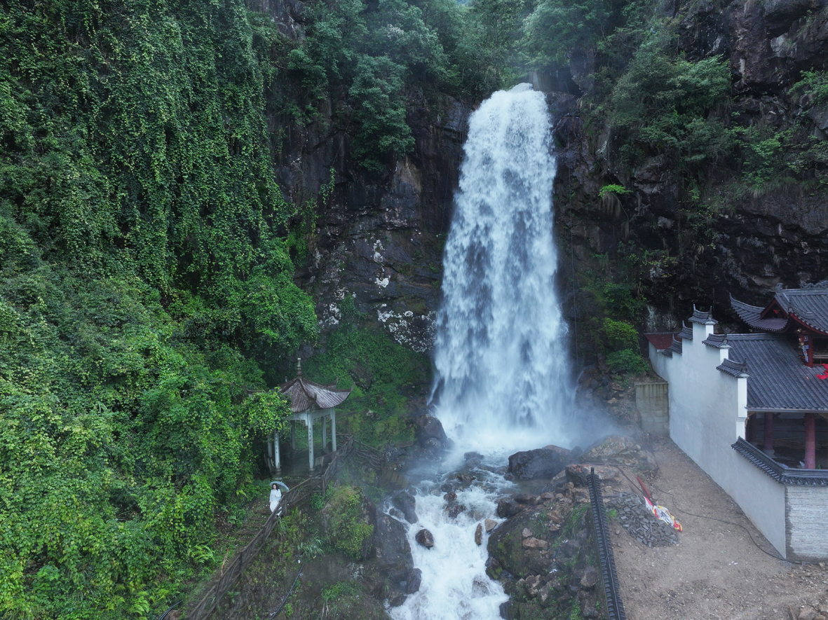 赤石乡龙岩洞瀑布
