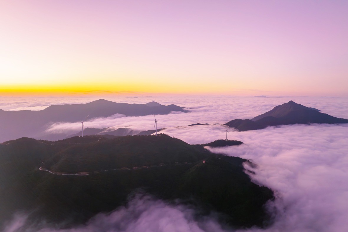 白鹤尖出现日出云海景观