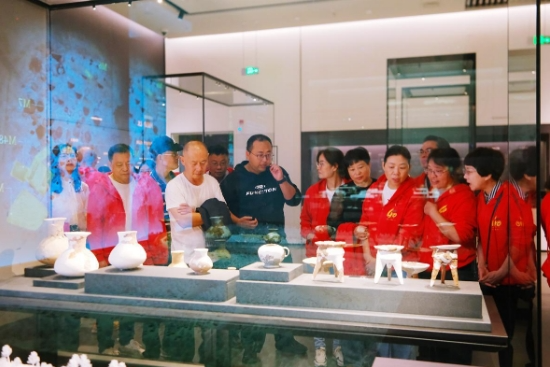 我县博物馆开放以来，吸引各地游客...