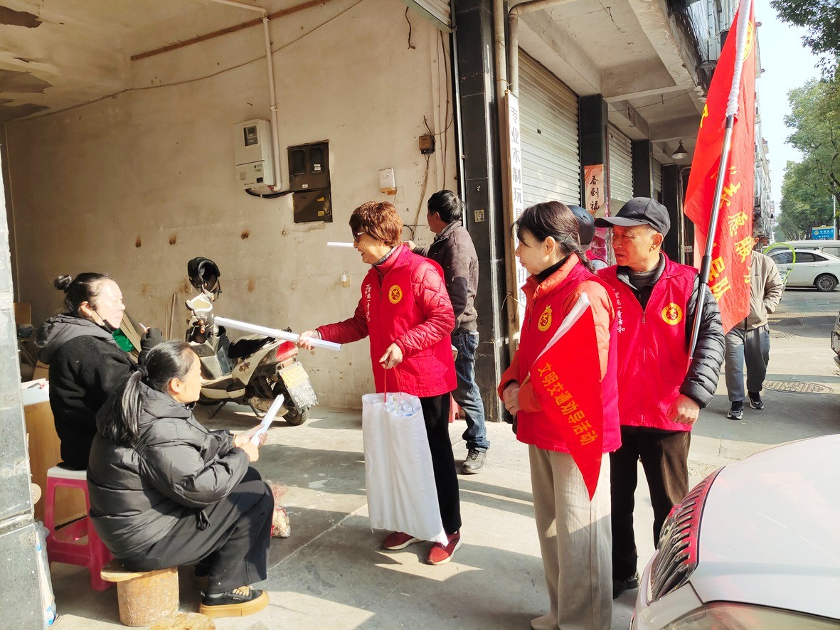 县老李帮忙团开展交通安全文明劝导活动