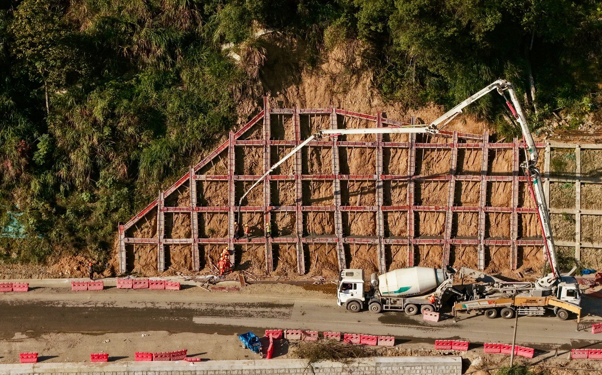 石浦村 | 加固公路两侧墙面