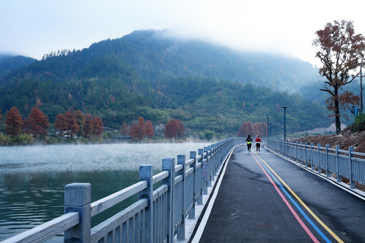 市民们在云和湖畔休闲健身