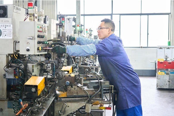 工人们正在忙生产