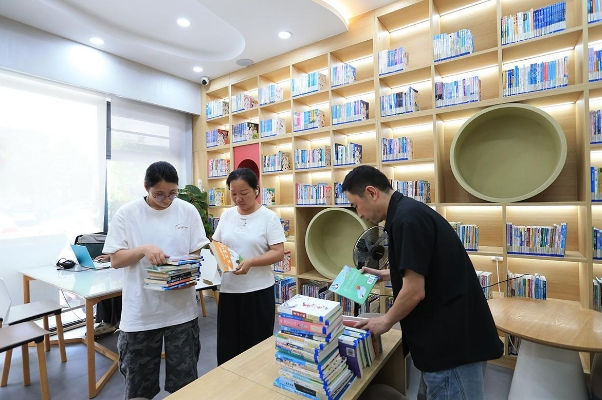 7家童话书房新增2万余册书籍